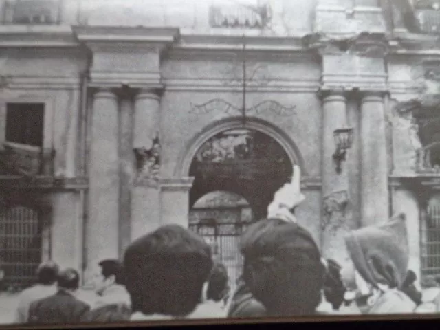 Neruda : entierro y testamento  texto: Álvaro Sarmiento, fotos: Fina Torres.