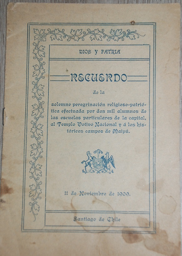 Dios y patria . Recuerdo de la solemne peregrinacion religioso patriotica efectuada por dos mil alumnos de las escuelas particulares de la capital, al templo votivo nacional y a los historicos campos de Maipu