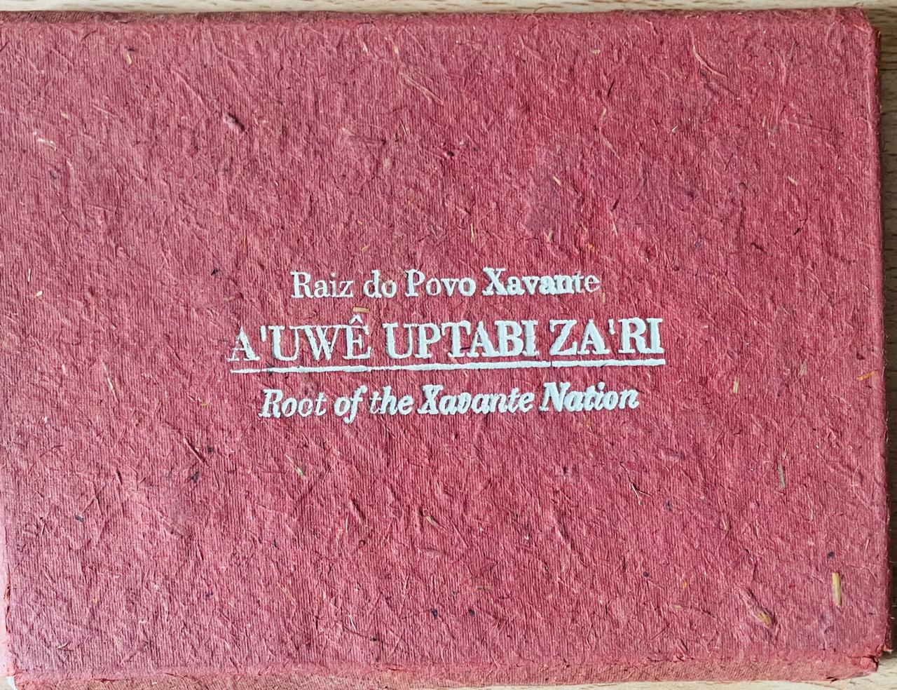 Serebura (textos) y Rosa Gauditano (fotografías)	Raiz de Povo Xavante. A'uwéUptabi Za'ri. Root of the Xavante Nation. 