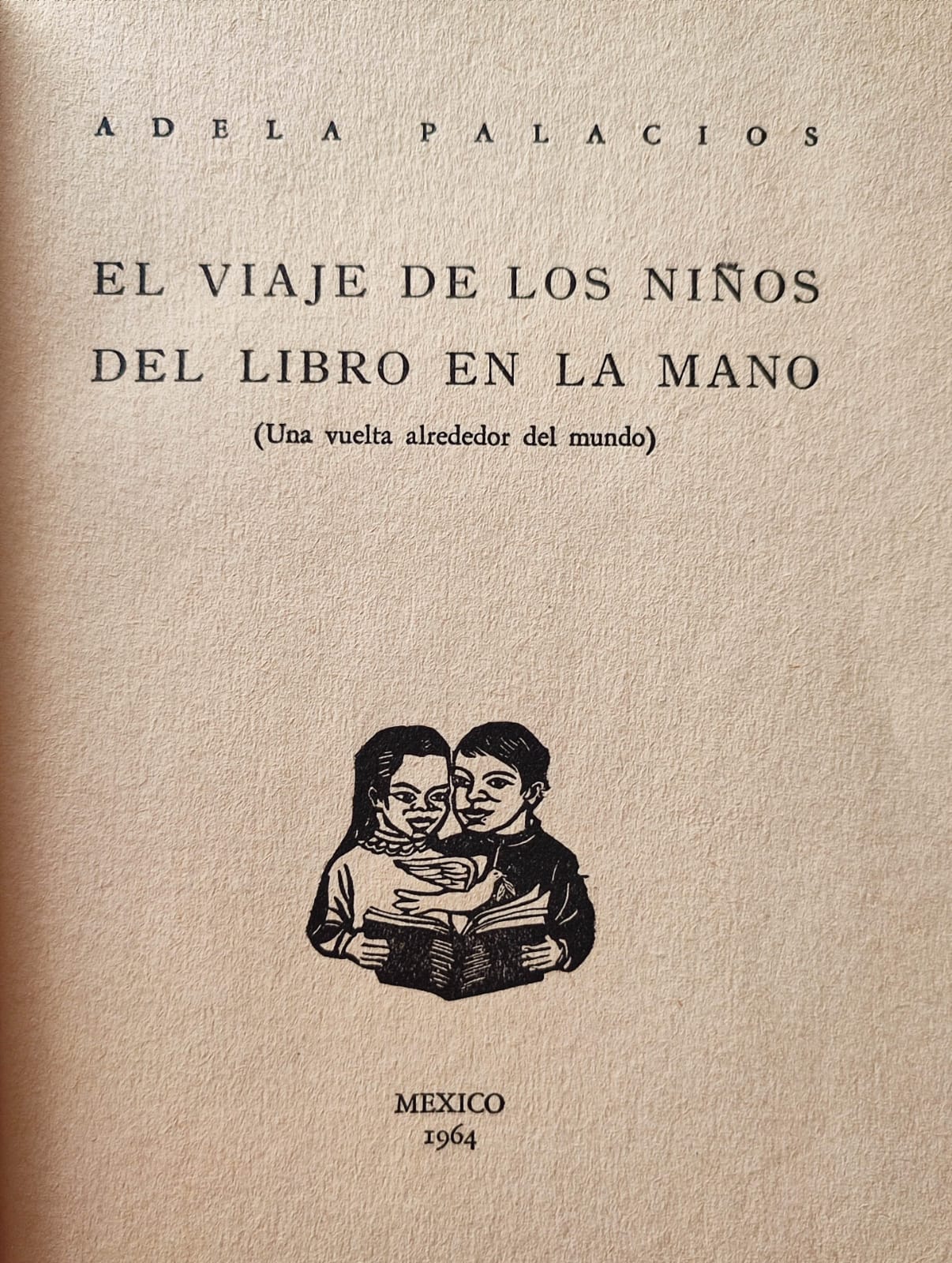 Adela Palacios. El viaje de los  del libro en la mano (una vuelta alrededor del mundo). 