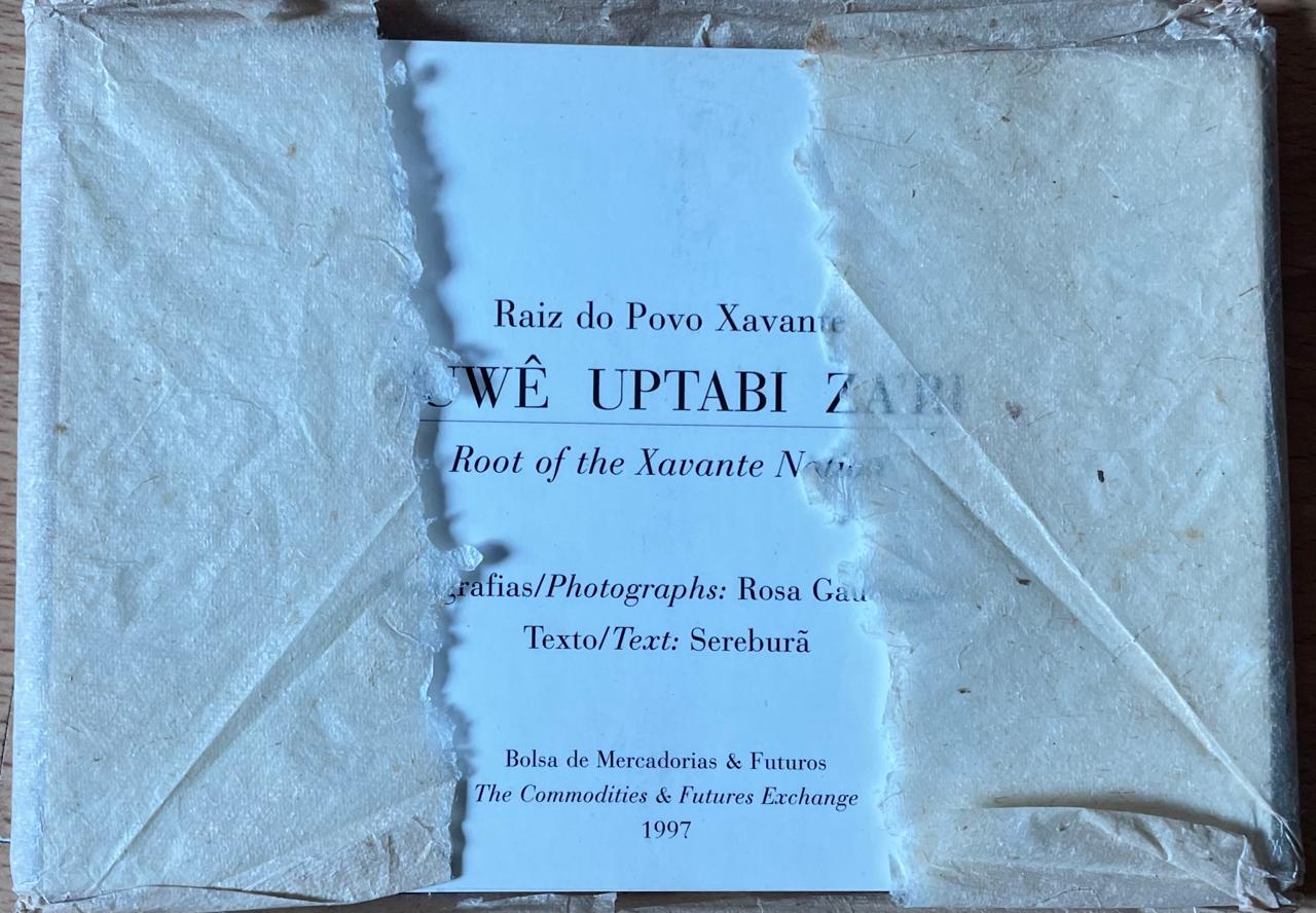 Serebura (textos) y Rosa Gauditano (fotografías)	Raiz de Povo Xavante. A'uwéUptabi Za'ri. Root of the Xavante Nation. 