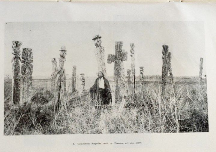 Cruces y figuras de madera en cementerios mapuches. 